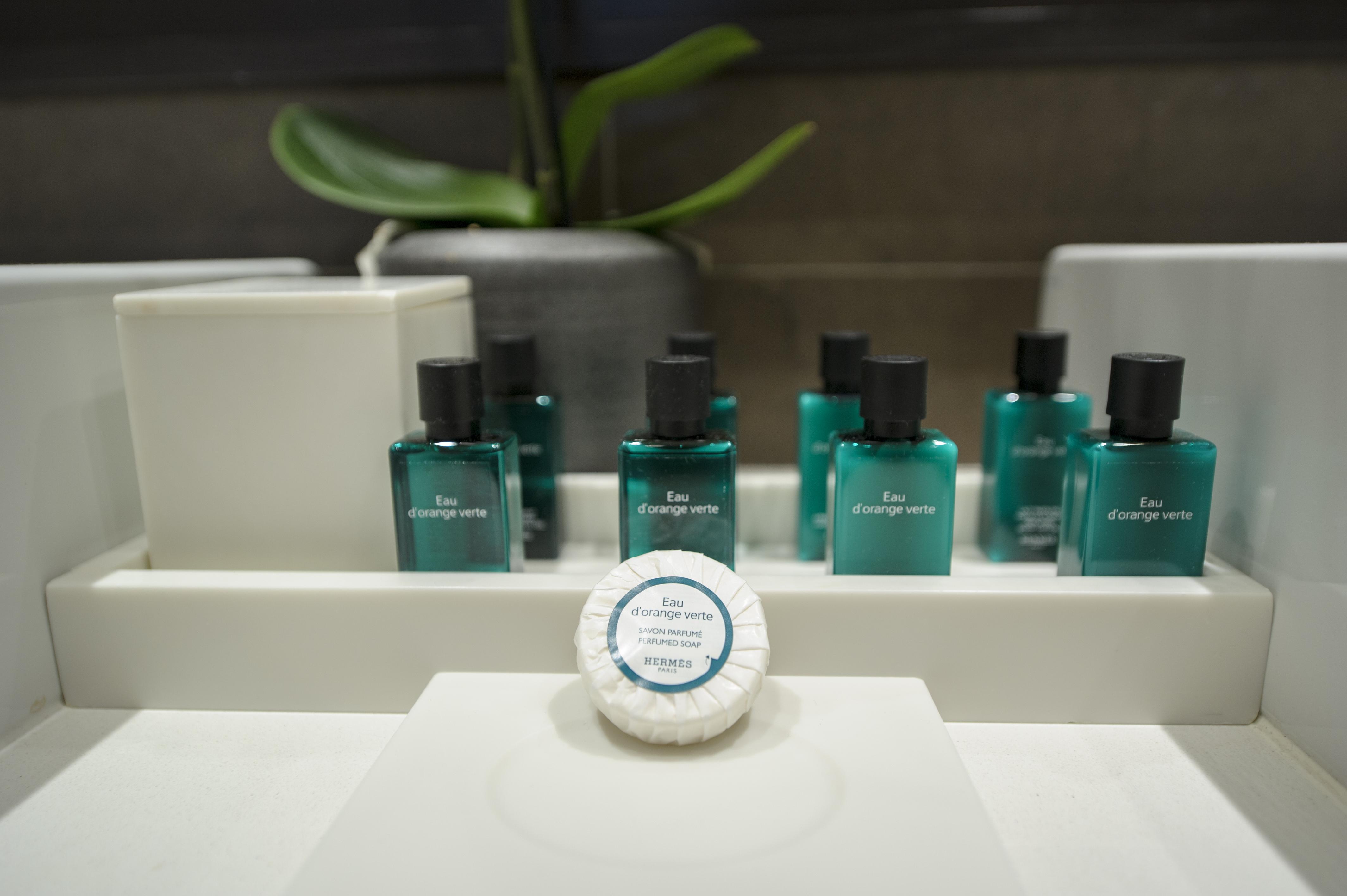 네스트 파리 라 디펜스 쀼또 외부 사진 A soap and shampoo in a hotel bathroom