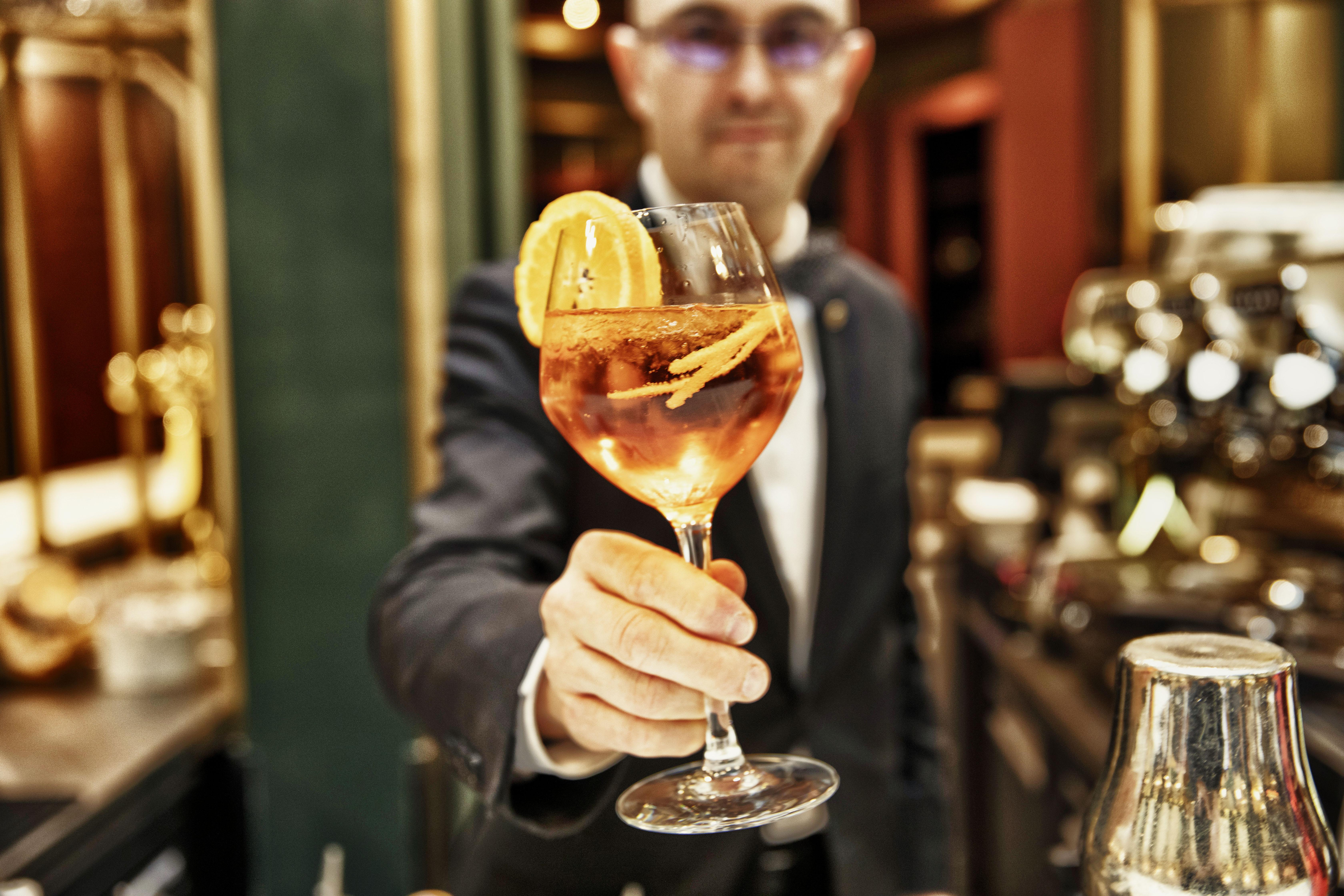 네스트 파리 라 디펜스 쀼또 외부 사진 A bartender serving a cocktail