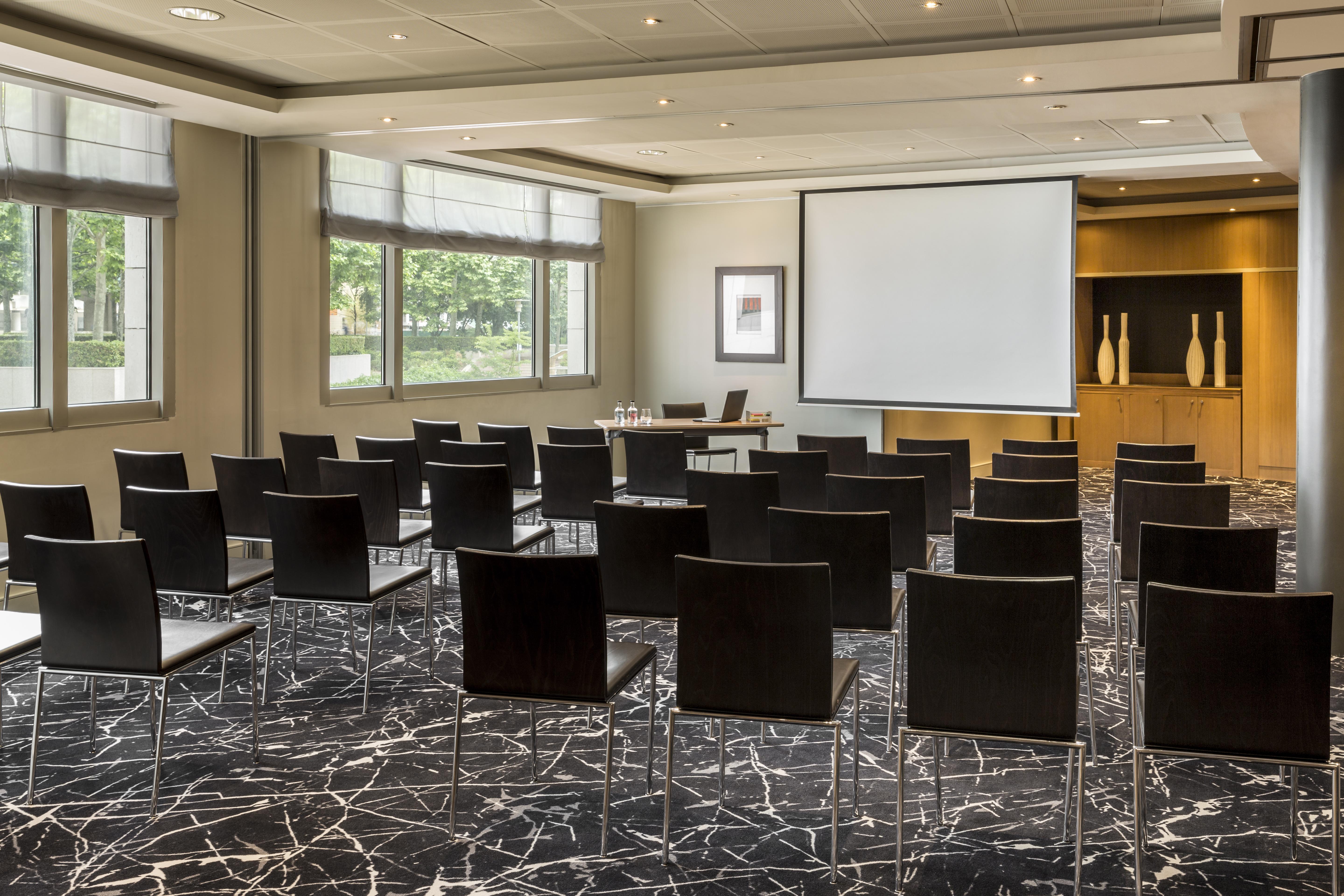 네스트 파리 라 디펜스 쀼또 외부 사진 Meeting room