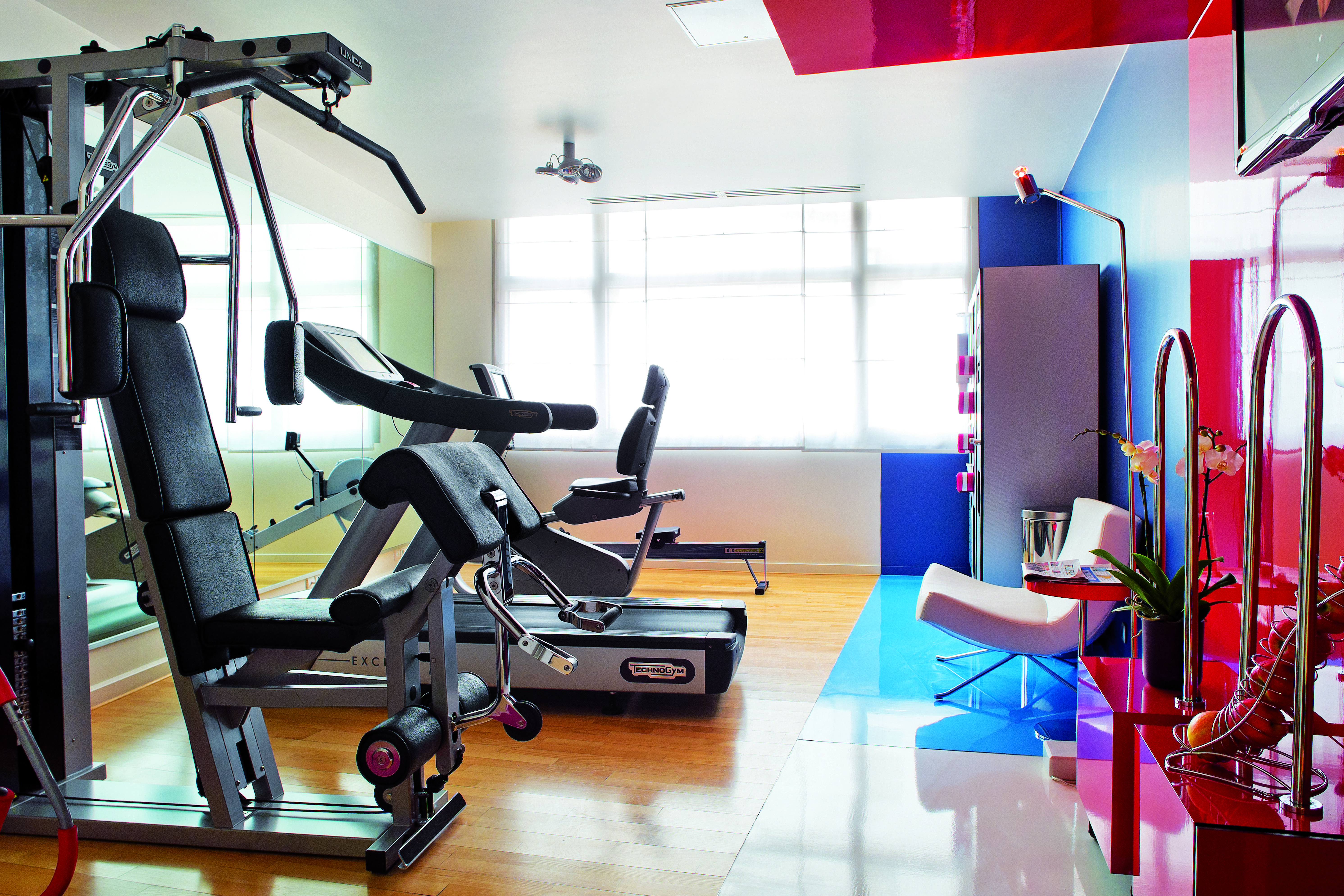 네스트 파리 라 디펜스 쀼또 외부 사진 A gym at a hotel