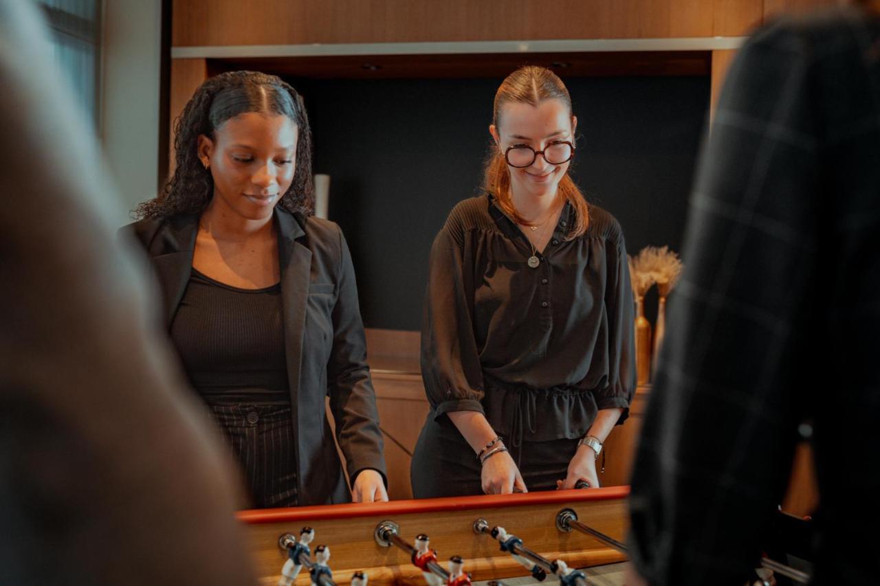 네스트 파리 라 디펜스 쀼또 외부 사진 Two women playing table football