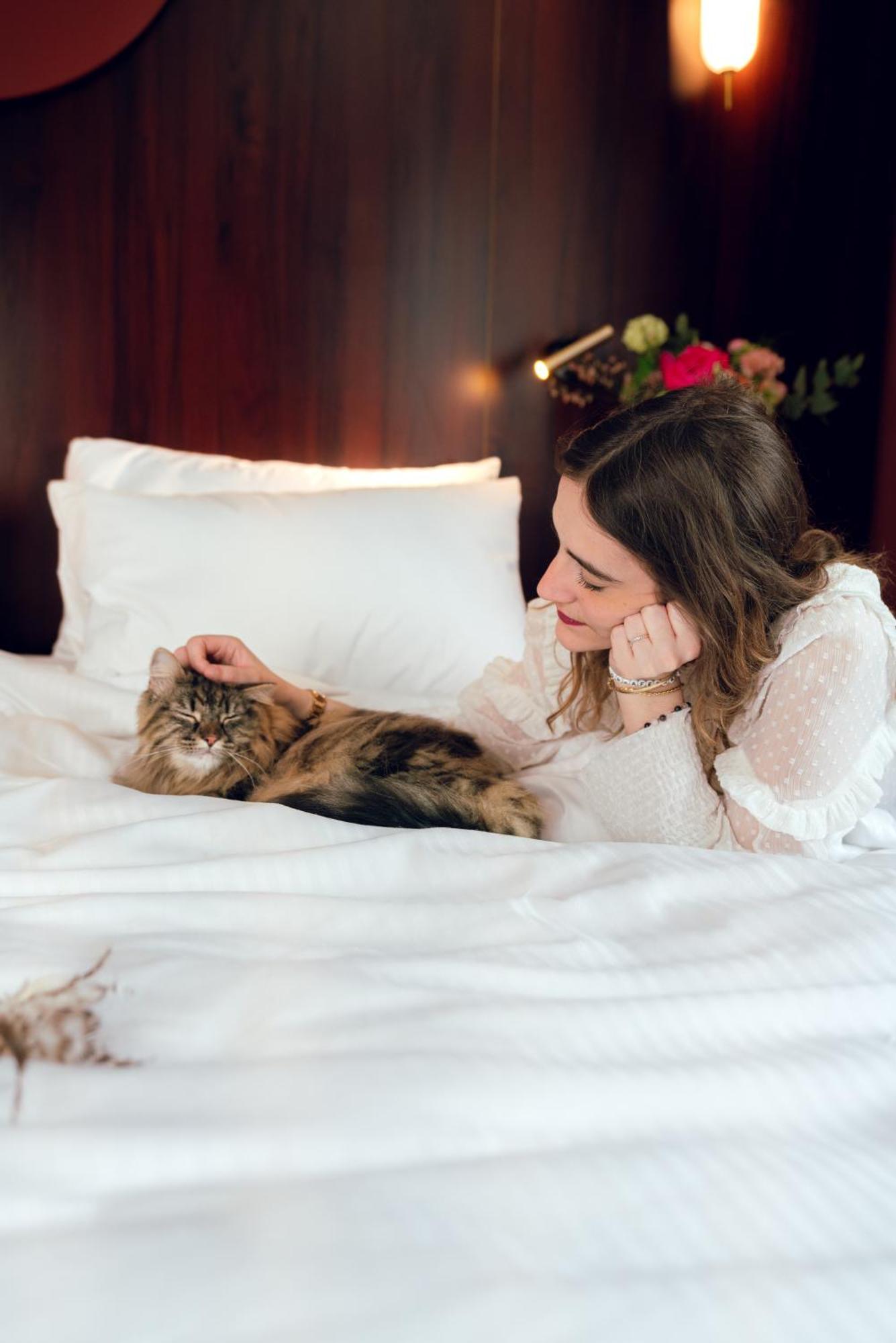 네스트 파리 라 디펜스 쀼또 외부 사진 A woman with her pet cat