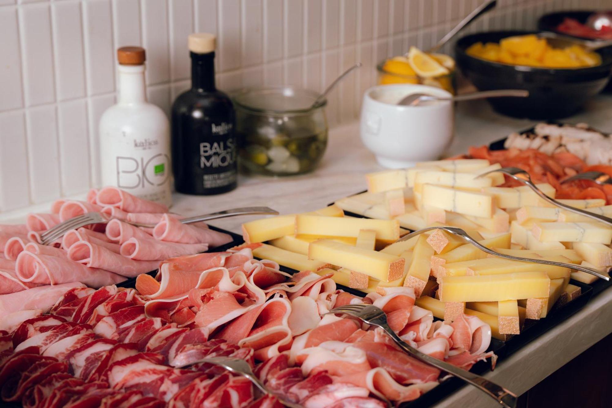 네스트 파리 라 디펜스 쀼또 외부 사진 Cold cuts