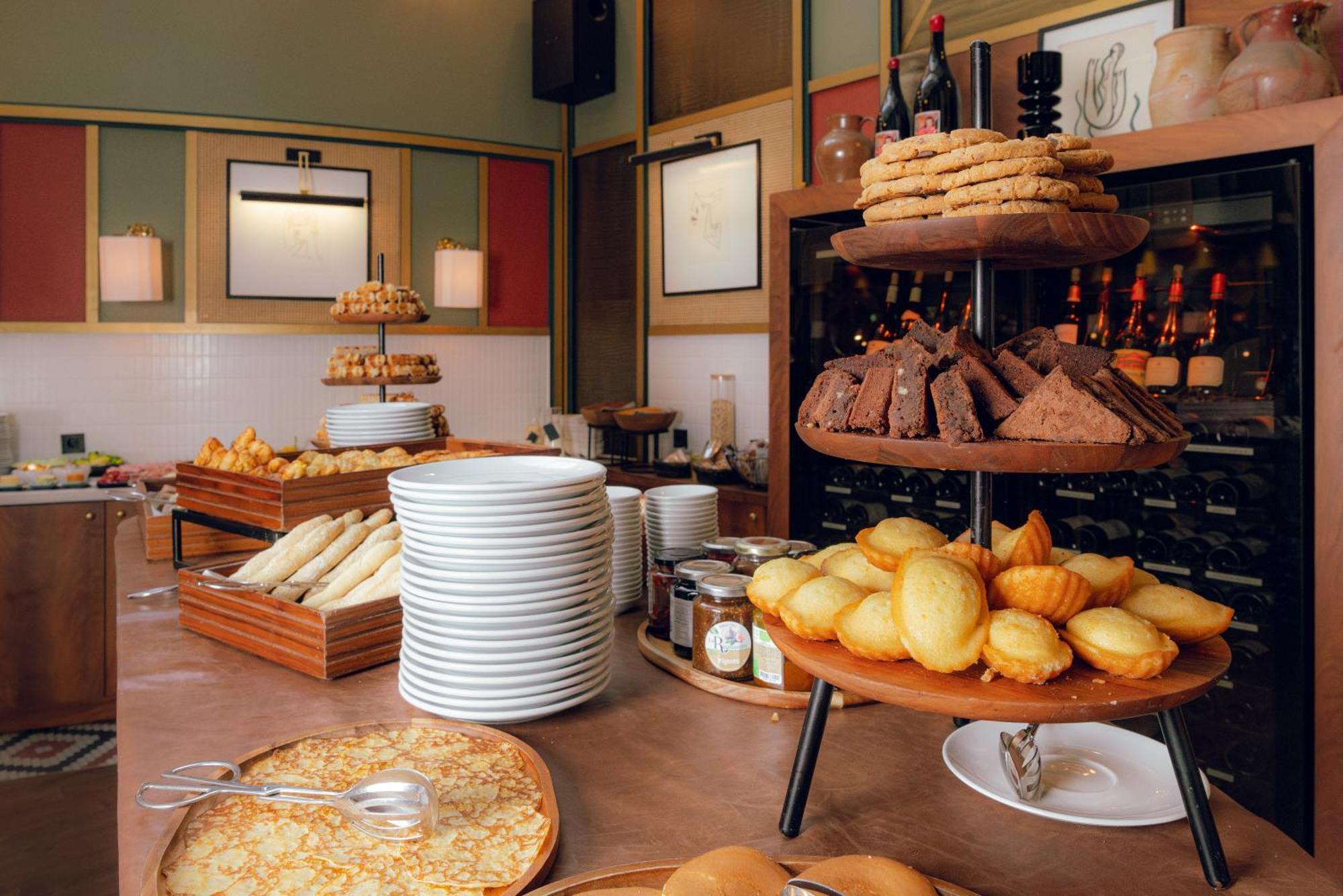 네스트 파리 라 디펜스 쀼또 외부 사진 A typical buffet