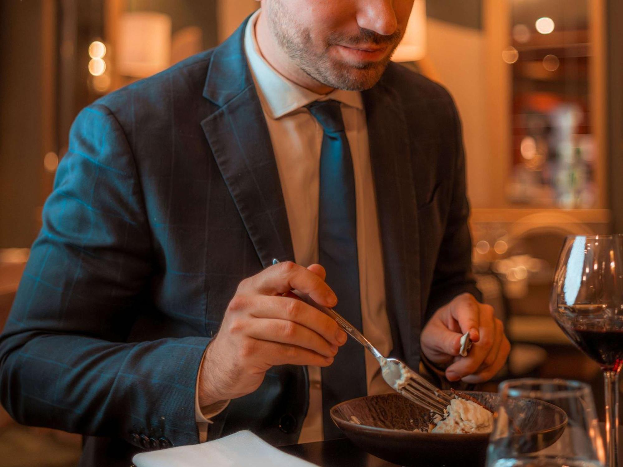 네스트 파리 라 디펜스 쀼또 외부 사진 A man eating a chocolate dessert