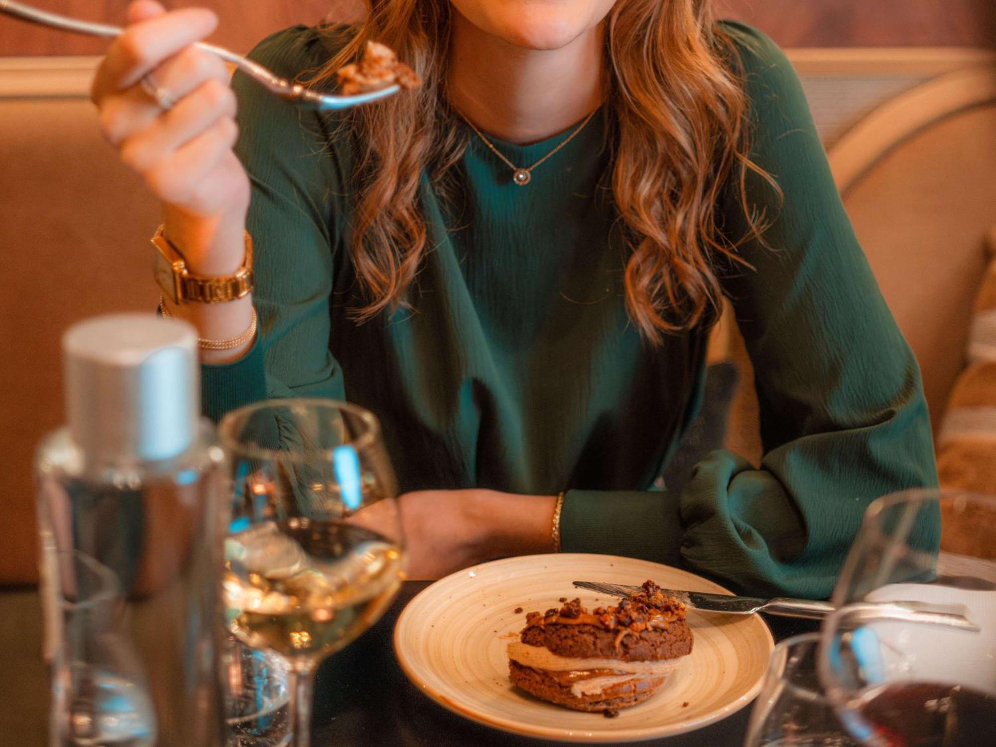 네스트 파리 라 디펜스 쀼또 외부 사진 A woman eating dessert