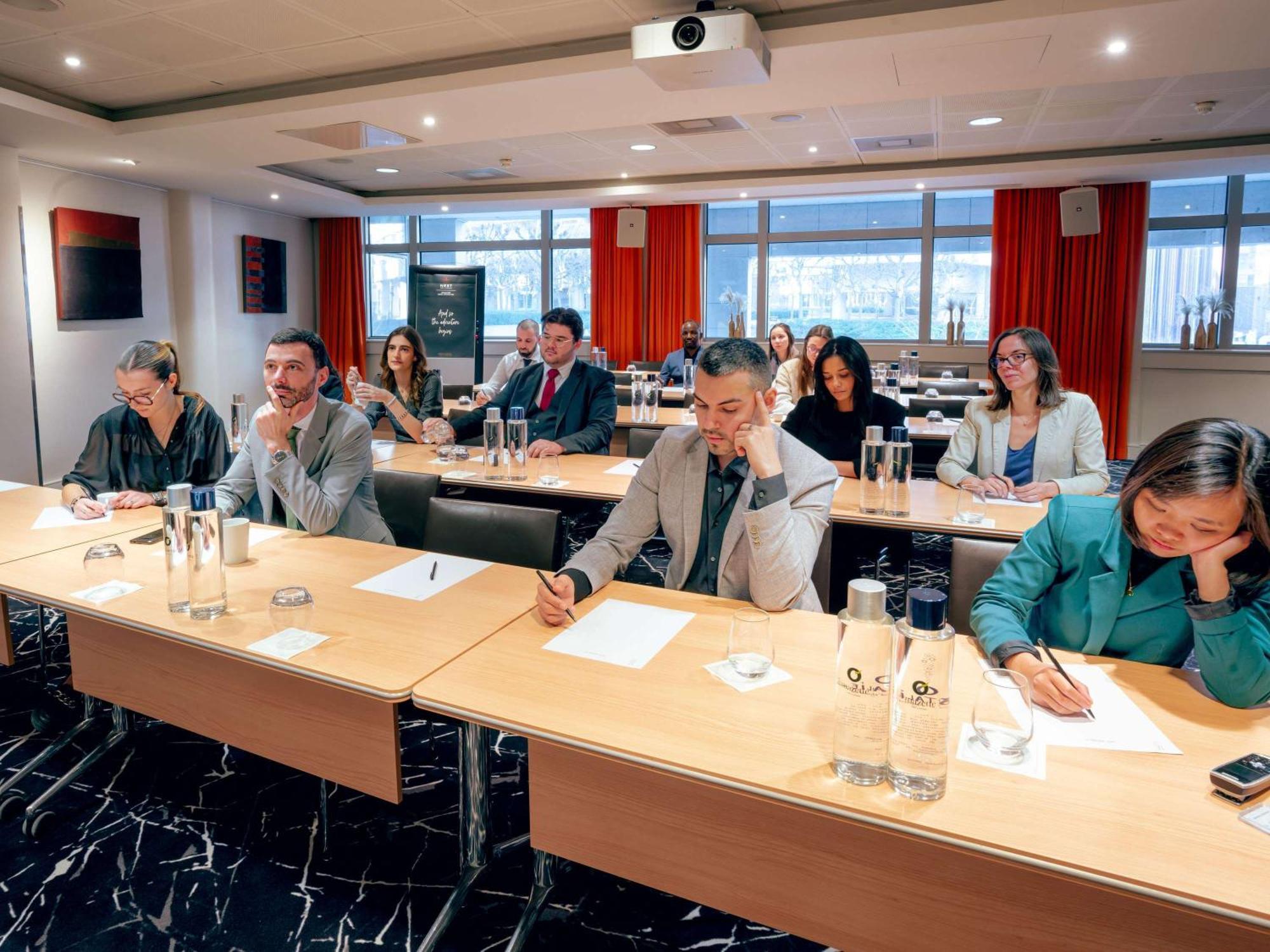 네스트 파리 라 디펜스 쀼또 외부 사진 Participants at a meeting of the European Research Council