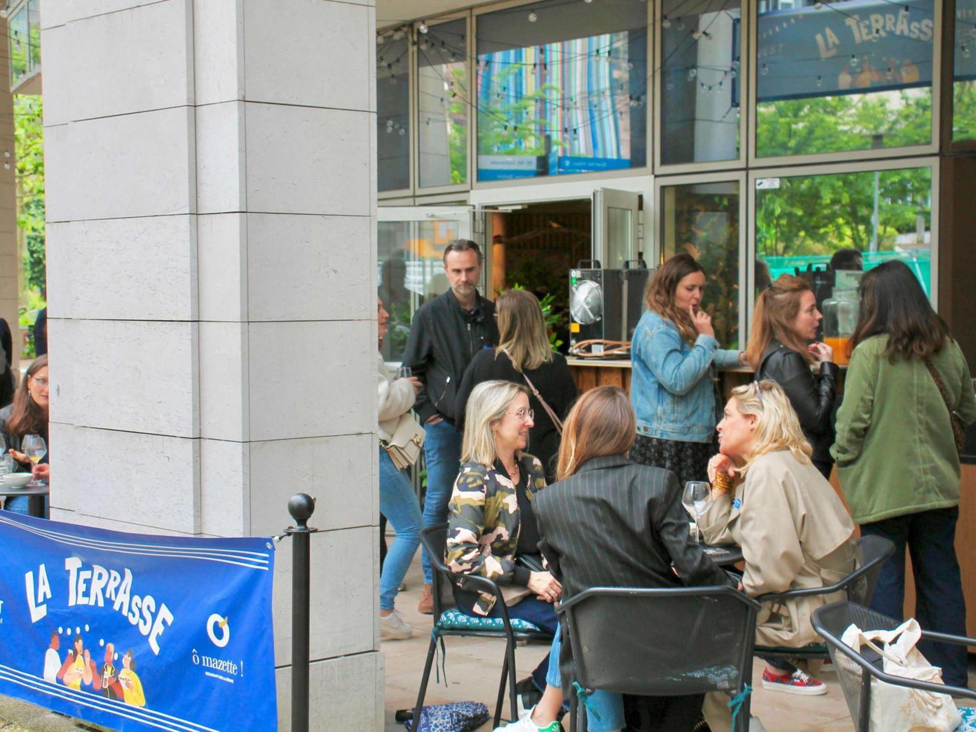 네스트 파리 라 디펜스 쀼또 외부 사진 A coffee shop in Amsterdam