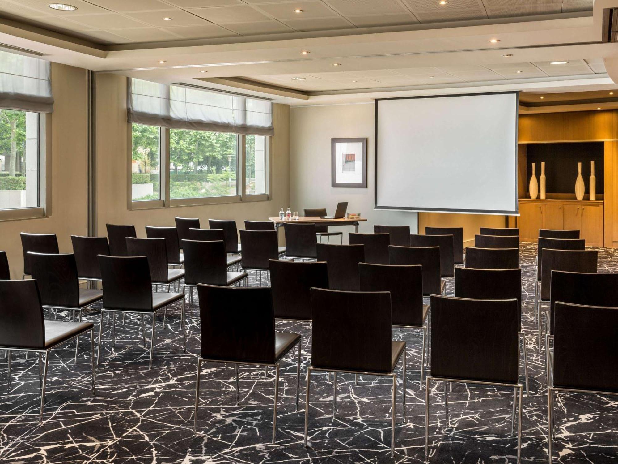 네스트 파리 라 디펜스 쀼또 외부 사진 Meeting room