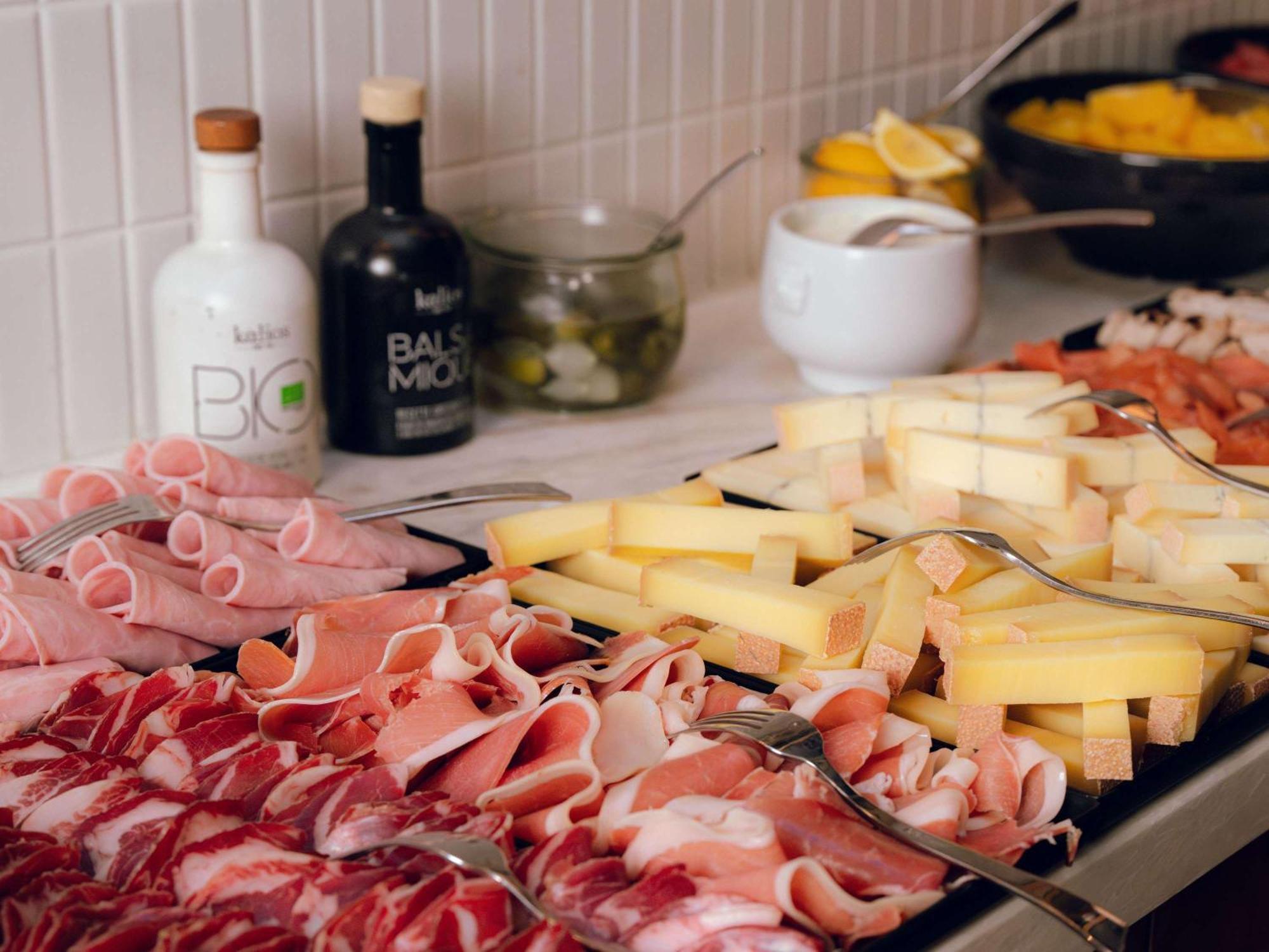 네스트 파리 라 디펜스 쀼또 외부 사진 A selection of cured meats and cheeses