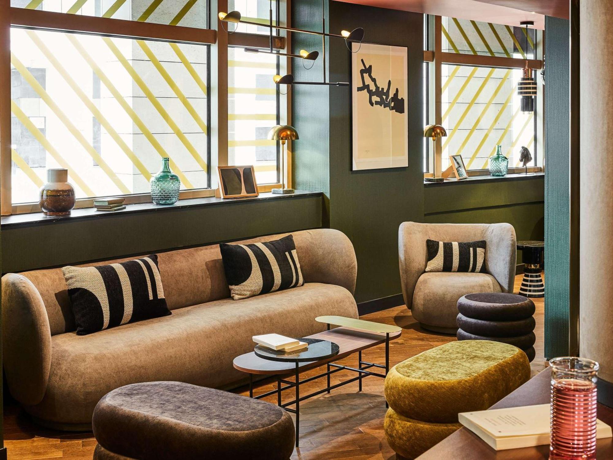 네스트 파리 라 디펜스 쀼또 외부 사진 The lounge at the hotel