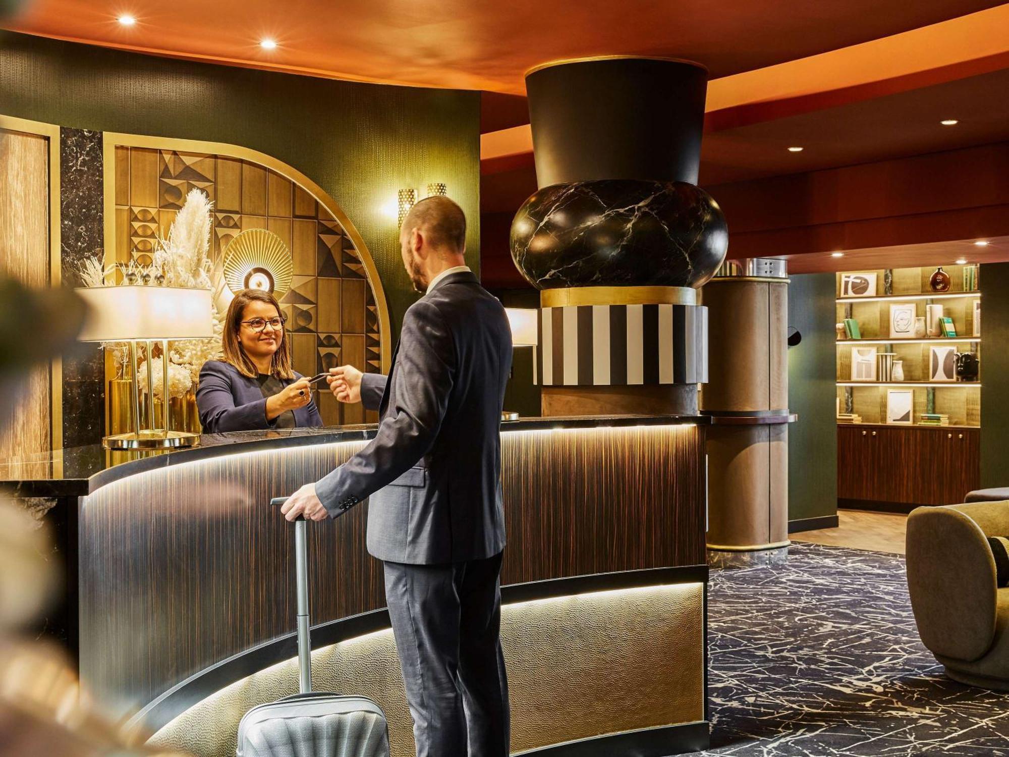 네스트 파리 라 디펜스 쀼또 외부 사진 The reception of the hotel