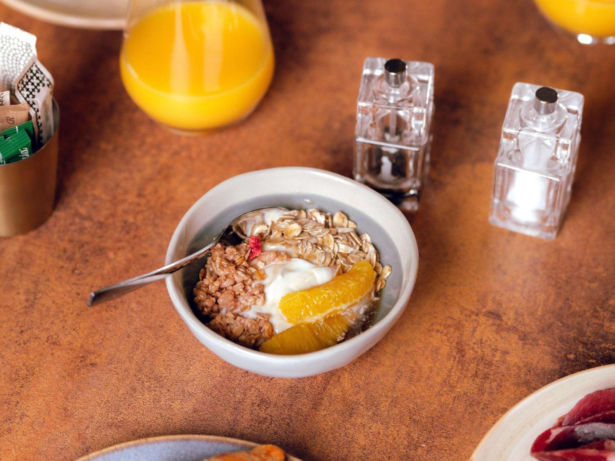 네스트 파리 라 디펜스 쀼또 외부 사진 A bowl of muesli with yoghurt and fruit