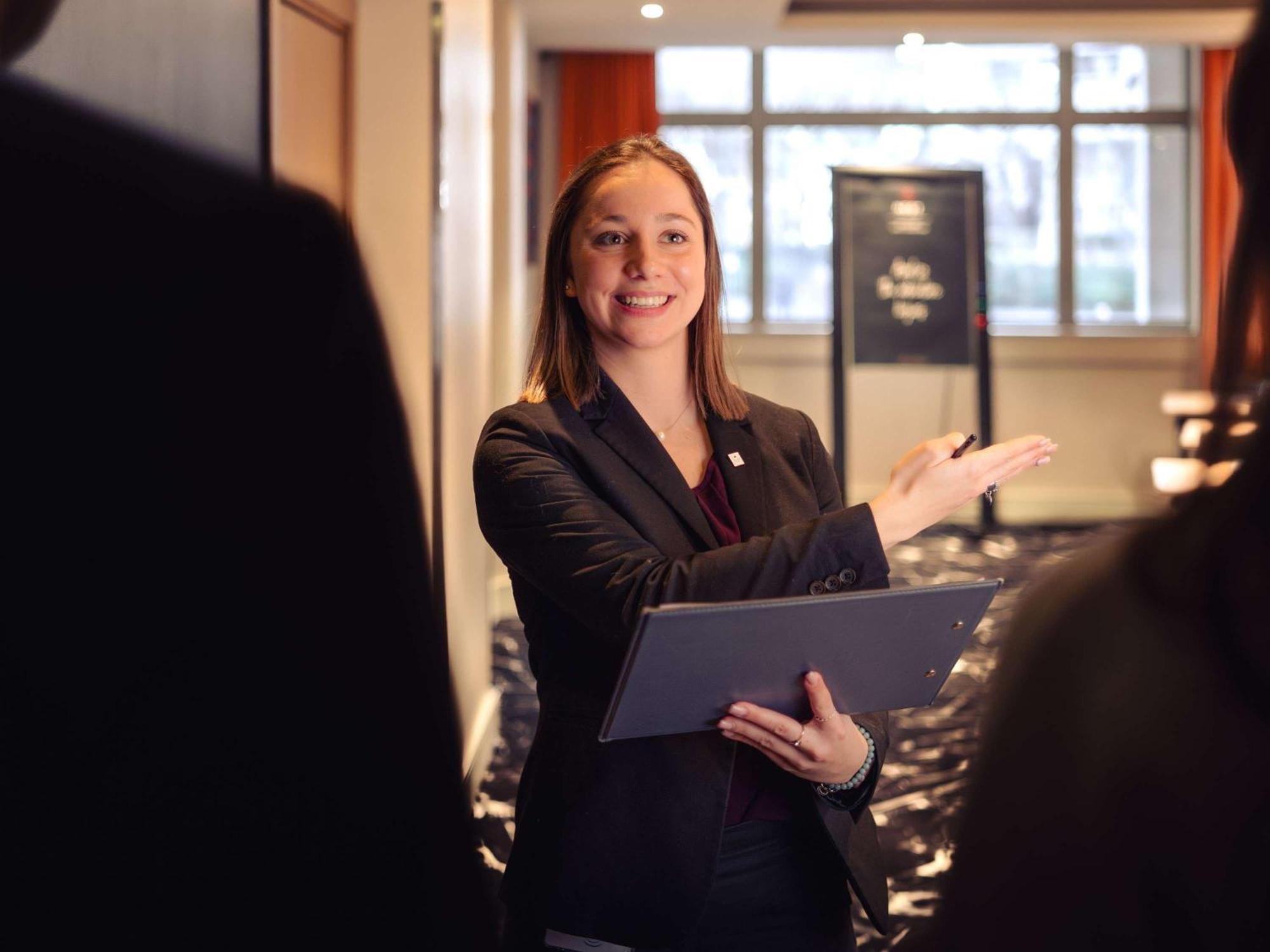 네스트 파리 라 디펜스 쀼또 외부 사진 A concierge at work