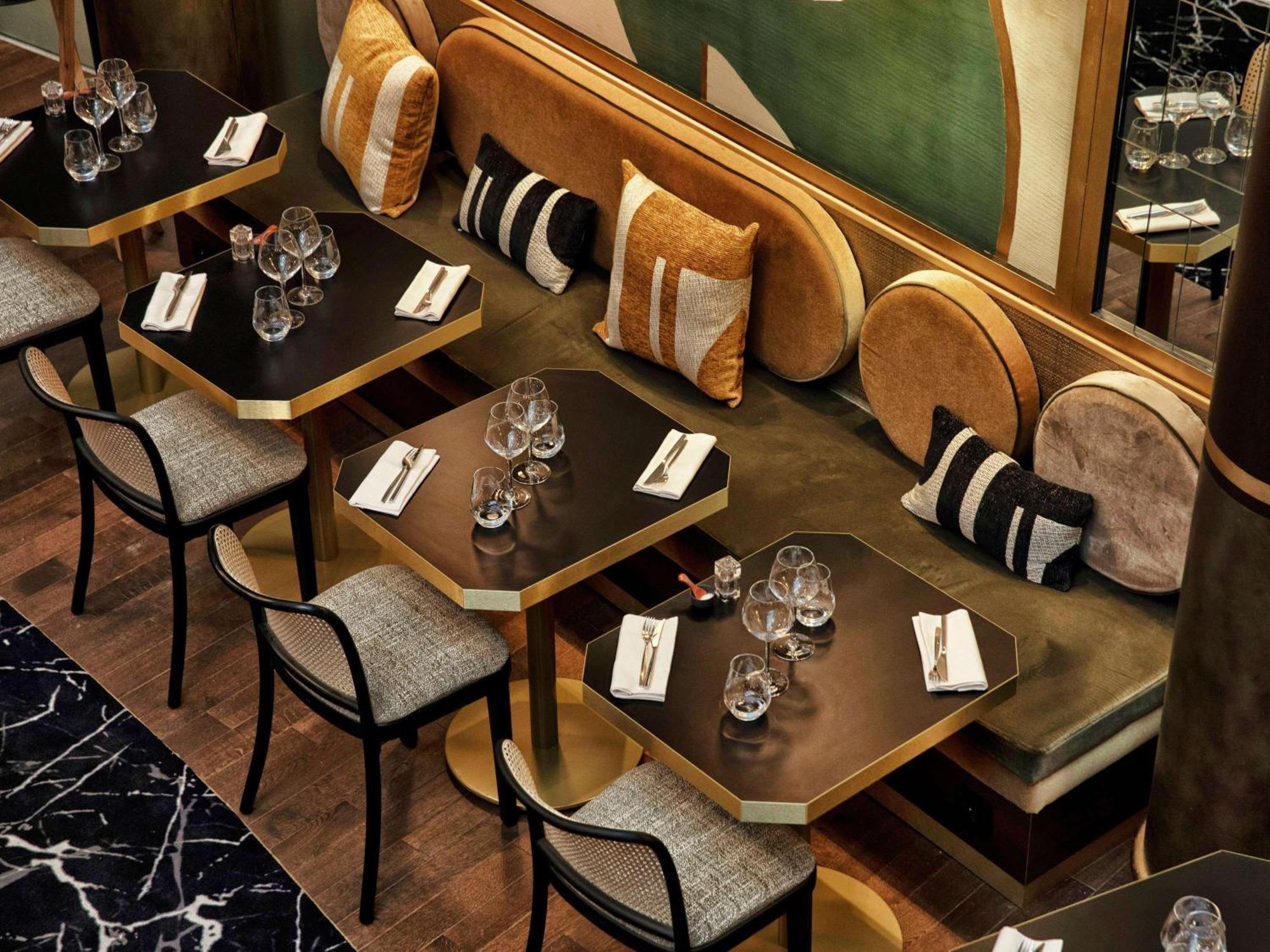 네스트 파리 라 디펜스 쀼또 외부 사진 Restaurant interior